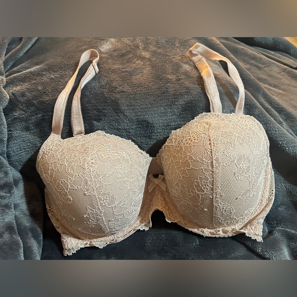 Victoria’s Secret Elegant Lace Underwire Bra -pale pink 34DD